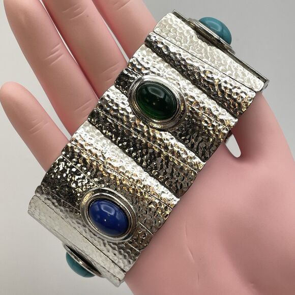 Vintage Silver Tone Hammer Finish Acrylic Cabochon Rhinestone Stretch Bracelet - Picture 1 of 7